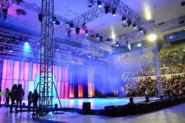 スケンデリヤで開催されたRussian Ice Starsによる『Snow White on Ice』へ。<br /><br />アイスリンクが想像以上に小さくってびっくり！<br /><br />キャスともリンクが小さすぎて、ちょっと滑りにくそうな場面もあったけど、シルクドソレイユ風のところがあったり、アイスダンスのリフトがあったりで、けっこう迫力があるところもありました。