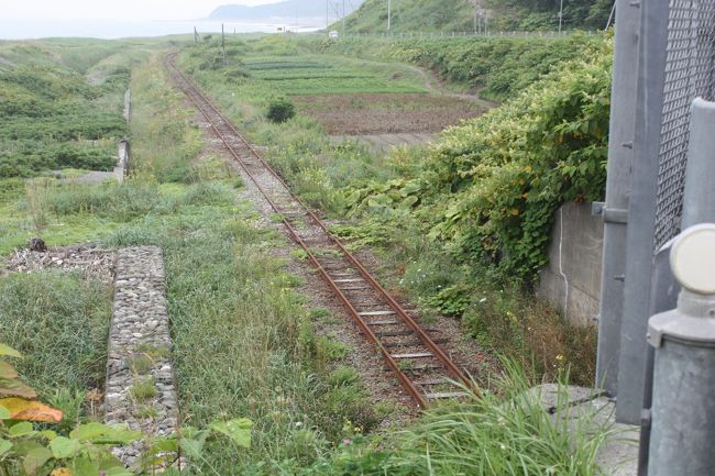 鵜苫跨線橋。<br />右が国道です。<br />そのすぐ左の小道を先ほど進みました。<br />強引に線路に出てしまえば、線路上を歩き、跨線橋をくぐることができたかもしれません。