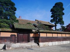 オレンジいろの壁が特徴的な建物は、昭和3年（1928年）に建てられた大原家の旧別邸の『有隣荘』です。
