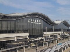 仙台空港ターミナルビル。荷物も少ないのですぐにスキップでチェックイン。
ANAラウンジで時間を過ごすが・・・小さいラウンジはかなりの混雑。短い時間で退室する。