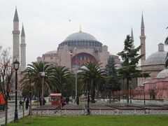 アヤソフィアが見えてきました。イスタンブールには、様々な歴史的建造物があり、その多くの建造物はビザンティン帝国時代からのものと、オスマントルコ帝国時代のものに分類されます。
