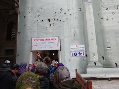 まずはブルーモスクに入場です。ここは寺院なので女性の方は頭にスカーフ等をかぶる必要があります。