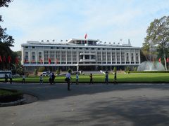 　ガイドさんの案内で、ホーチミン市内半日観光の開始です。
最初は、統一会堂へ。
１９７５年、北ベトナム軍戦車が大統領府であったこの建物のフェンスを破り突入、南ベトナムの首都サイゴンが陥落した場所です。
大統領執務室・大統領作戦室・大統領応接室など多くの公務用部屋と大統領官邸として大統領寝室・食堂・中庭など多くの部屋がありました。