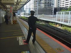 小杉駅ホームには駅員が白旗を持ち立っている。６連だが成田エクスプレス６連車の停止位置とは異なる場所に停車する様子。白旗にて停車位置を現示。列車はゆっくりとした速度で入線してきた