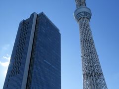 待ち合わせは都営浅草線の押上駅です。青空に東京スカイツリーが映えますが、風が強く吹きとても寒いです。