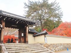 なかなか大きなお寺です。大型バスも停められます。