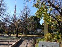 芝公園から臨む東京タワー、日比谷通りではオープントップパスが何台か走っていました。
寒いからさすがに満席ではないけれど、海外で乗る前に一度日本で乗ってみようと思うものの、観光地はやっぱり自分の足で行ってみたいな。