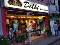 シンガポールには多くのインド人が住んでいて、インド料理店も充実しています。夕食に訪れた「デリーレストラン」も本格的なインド料理店で、タンドリーチキンやチキンティッカ、各種カレーとナンをいただきました。