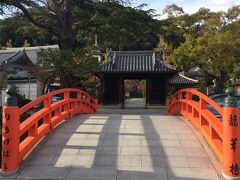 お腹も満足したので、今日は源氏物語の舞台でもある須磨へ行くことにしました。
JR元町駅から須磨まで。
須磨駅は海のすぐそばです。
小学生～中学生くらいまでは海水浴といえば須磨海岸でした。
懐かしい～