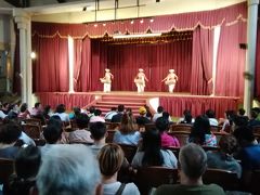 キャンディ湖沿いに仏師寺から右手にずっと進んで行くと、キャンディアンダンスショーの開催される劇場に着きました。