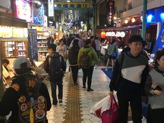 牧志公設市場を通ってホテルへ。
どの道を使っても行けます。
ゆいレール美栄橋駅から真っ直ぐで、国際通りのドンキにぶつかって平和通りに入る方が近いですね。