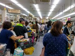 明朝、主人が来るので、明日からの食事と台風に備えての食糧確保に、またまたスーパーめぐり

来る台風２５号に備え、スーパーは長蛇の列
台風２連チャンだったせいで本当に店には何もなく、怒号が飛び交う