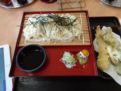 田沢湖には駅から路線バスで向かいますが、その前に昼ごはん。駅前のお店です。注文したのは天ざるうどん。もちろんうどんは稲庭うどんです。