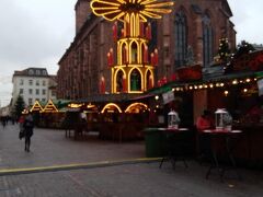 この形の本物は、下にメリーゴーランドがついているようですが・・・。

大阪で2002年に開催されたハイデルブルク・クリスマスマーケットには
メリーゴーランドのついた本物が有ったそうです。