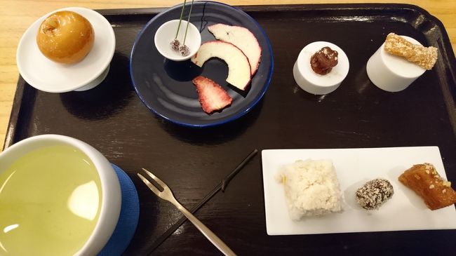 韓菓セット15,000ｗ<br />出てきた瞬間感じたのは｢ちいさい｣<br />全て一口サイズです。見た目も綺麗で味は美味しいのですがボリュームなし。<br />割高感を感じました。韓菓セットはリピートは無いと思いました。