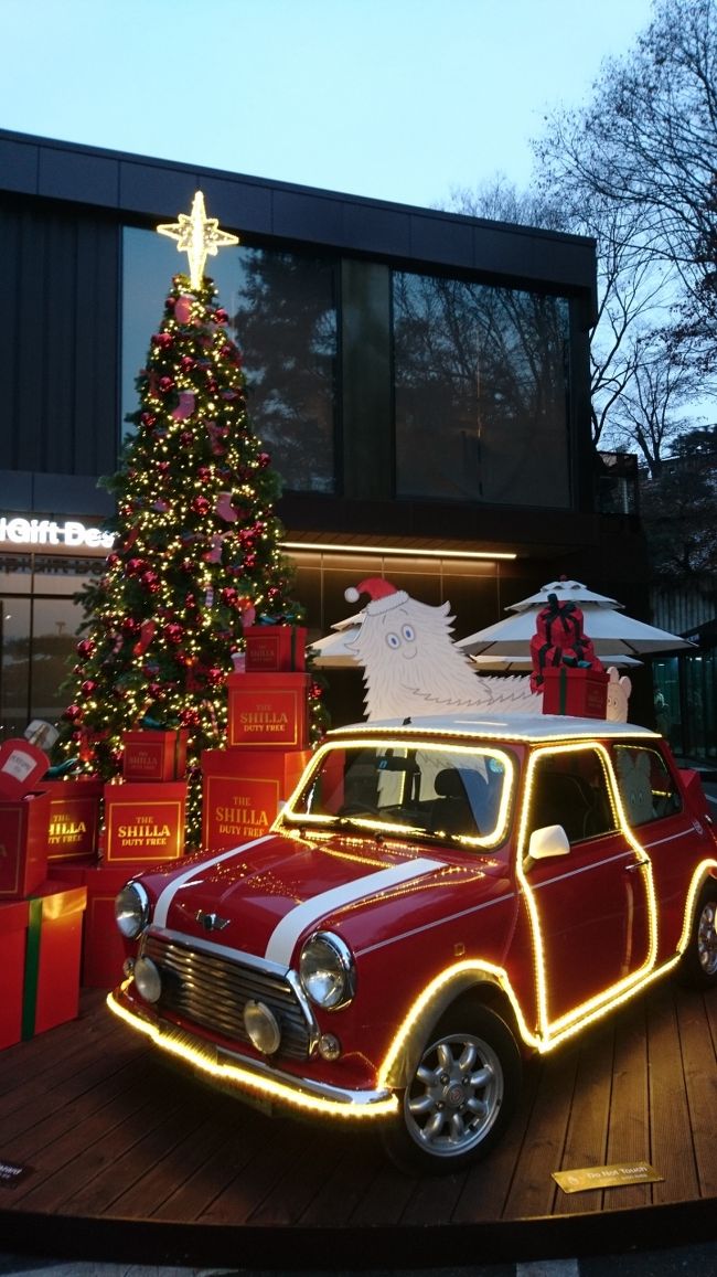 新羅免税店でコスメを購入。<br />クーポンなどを貰う待ち人数は120人越え！<br />中国人が多いです。<br />