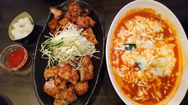 チキン２種類とチーズトッポギを注文しました。<br />揚げていないチキンはからっとしていて美味しいです。<br />三人で食べて満腹です。