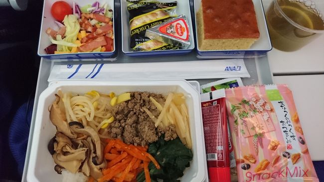 帰りの機内食はビビンパ。<br />コチュジャンかけて混ぜて食べます。<br />お気に入りの機内食。ソウル発の機内食は毎回ビビンパにして欲しい位。