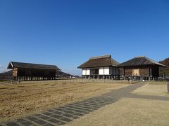 つくば道から外れて、「平沢官衙遺跡」に立ち寄ってみました。奈良・平安時代の役所跡で、3棟の建造物が復元されています。入場無料。