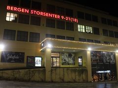 テクテク歩いて、ショッピングモールの「Bergen Storsenter」。

さて、夕食、どこにしようかな、と迷いながら歩く。
でも、ここにはなかった。