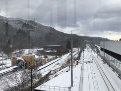 奥津軽いまべつ駅に到着した
これからあのオレンジ色の建物の道の駅で約1時間半ほど過ごすのだ