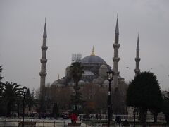 いよいよアヤソフィアに到着！
ブルーモスク同様、イスタンブール観光の目玉の一つです！！
