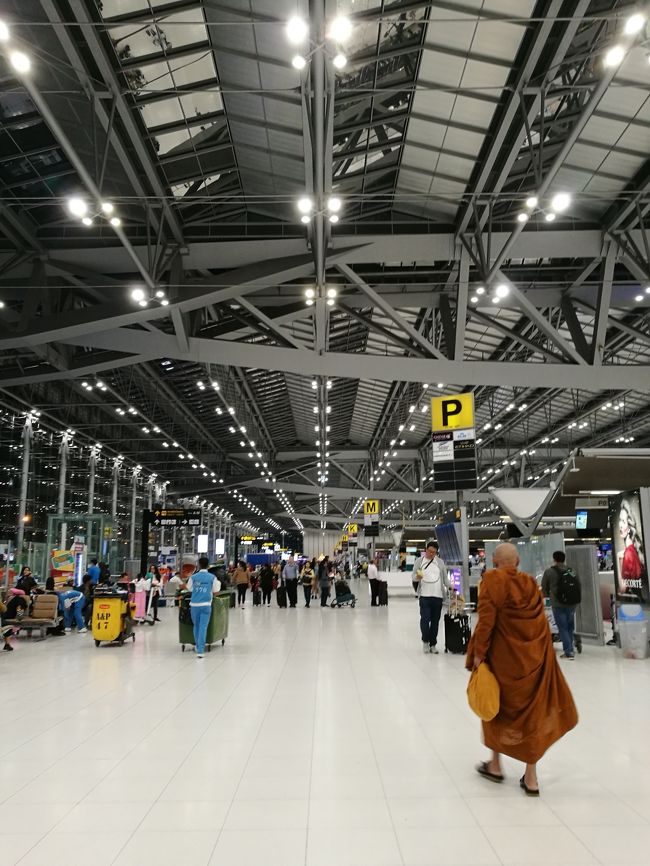 早朝チェックアウトしてタクシーでスワンナプーム空港へ。荒っぽいようで丁寧で礼儀正しい運転手だった。<br />チェックイン前にVAT払い戻しの手続きを忘れずに。去年は忘れて出国してしまった・・・。