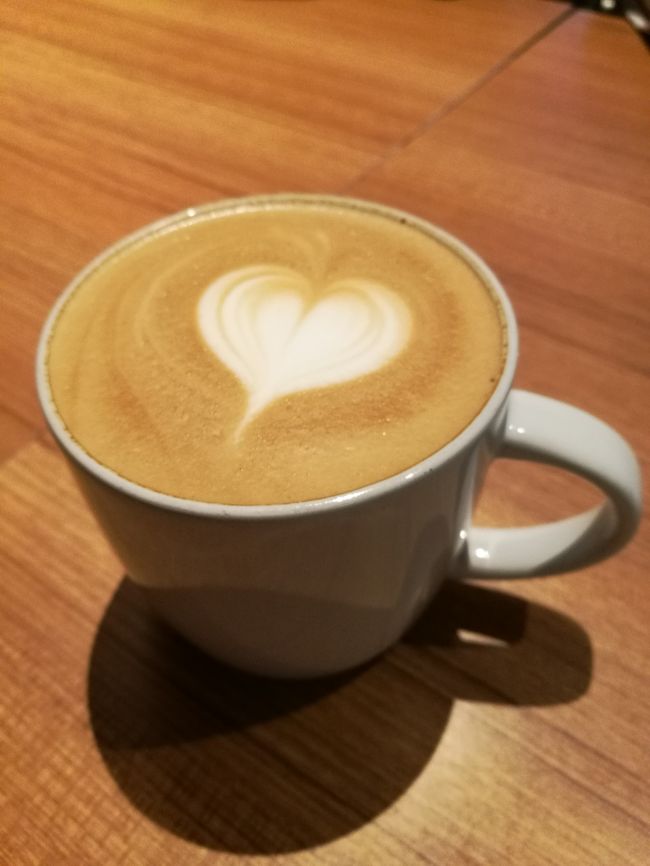 チェックインと保安検査は毎回面倒で辛い時間。<br />無事に出国手続きを終え、VATの払い戻しもしてもらってカフェで休憩。<br /><br />朝の便だと何だかんだ言ってすぐに搭乗時間になる。エコノミークラスだったけど十分だった。<br />最近ビジネスクラスじゃなくてもいいと思うようになってきた。でも深夜便だとビジネスの方がいいかなやっぱり。