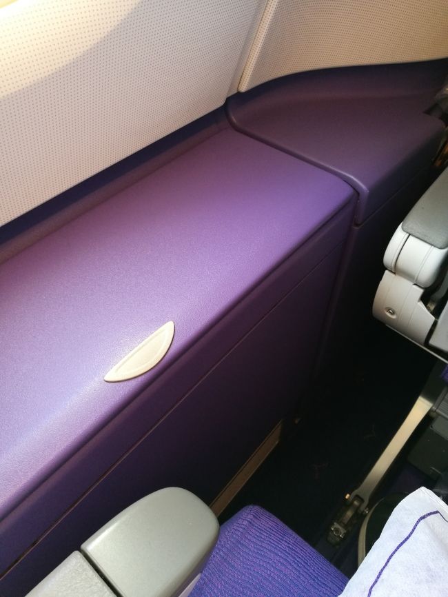 今回の帰路の便はA380なので２階席を取っておいた。窓側には収納ボックスがあってこれが便利！