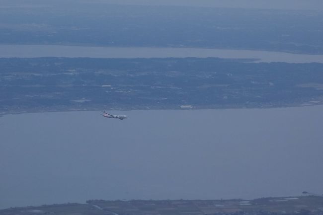 成田到着前に霞ヶ浦の方まで迂回。他の飛行機が見えた。