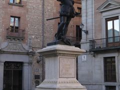 ビリャ広場のアルバロ・デ・バサーン像。
スペイン海軍の父と言われる16世紀の人物。
ビリャ広場はマドリード最古の広場。
