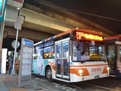 駅前には日本語表示もできる首都客運のバスが停車していました。