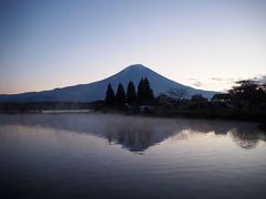 田貫湖南テントサイトの駐車場に停めて、「休暇村富士」前の展望デッキへ移動。逆さ富士が見やすいポイントとして有名なんだとか。こちらから朝日が登るところでもみようと訪れた。