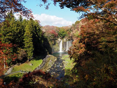 白糸の滝が見えてきた。おおー！！