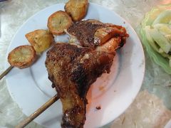 友人いわく、ポテトはマスト！とのことなので、ポテトと手羽先と砂肝をオーダーしました。お店の人がそれじゃ足りない、モモも食べろというので言われるままにモモもオーダー。わー大きい！