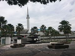 今日もLRTで移動
「KLCC」→「パサール・スニ」下車
そこからKTM クアラルンプール駅方面に歩いて道を渡ると到着。

国立モスク(MASJID NEGARA)へ