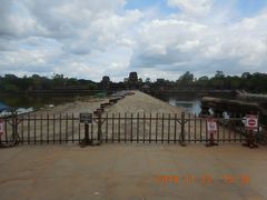 食事後、アンコールワットへ。環濠を渡る西参道は工事中で通れず。