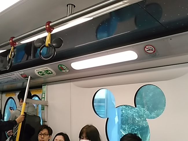 つり輪と窓がミッキーです