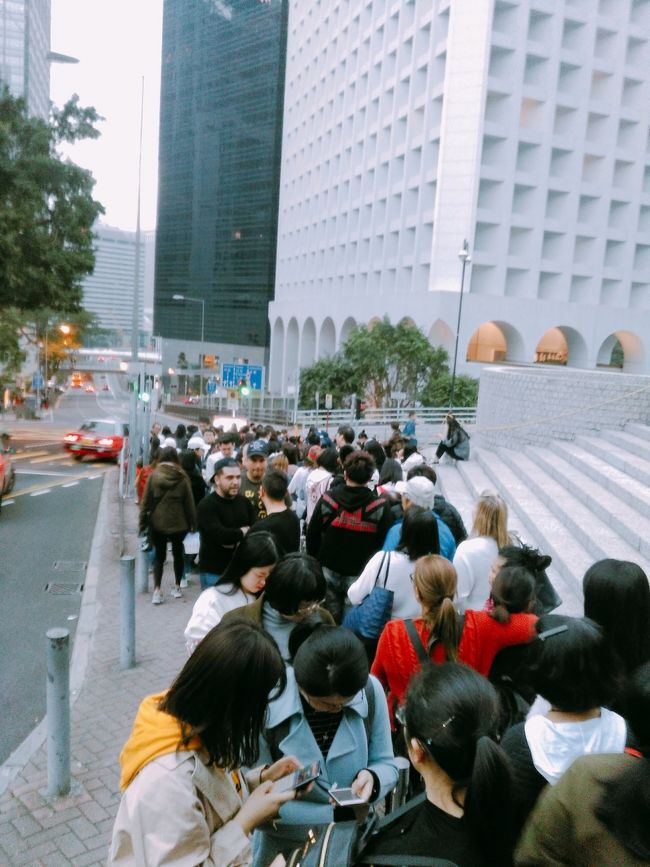 夕方の５時半位でしたが、もの凄い並んでました。切符買うまで一時間です。