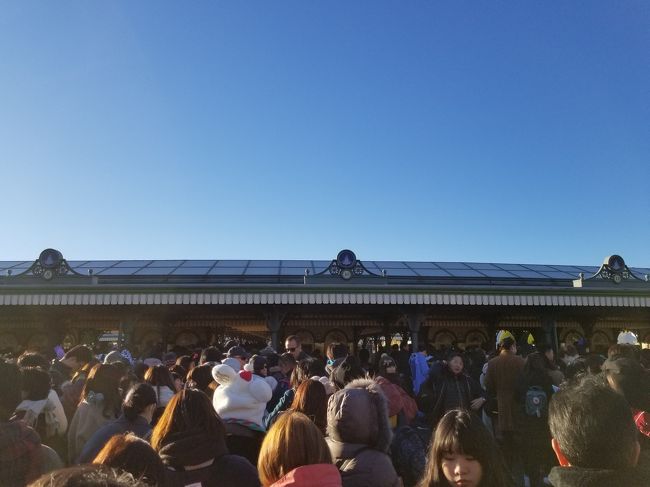 2日目。<br /><br />8時30分開園で7時45分に到着するとこんな感じの混雑ぐあいでした。