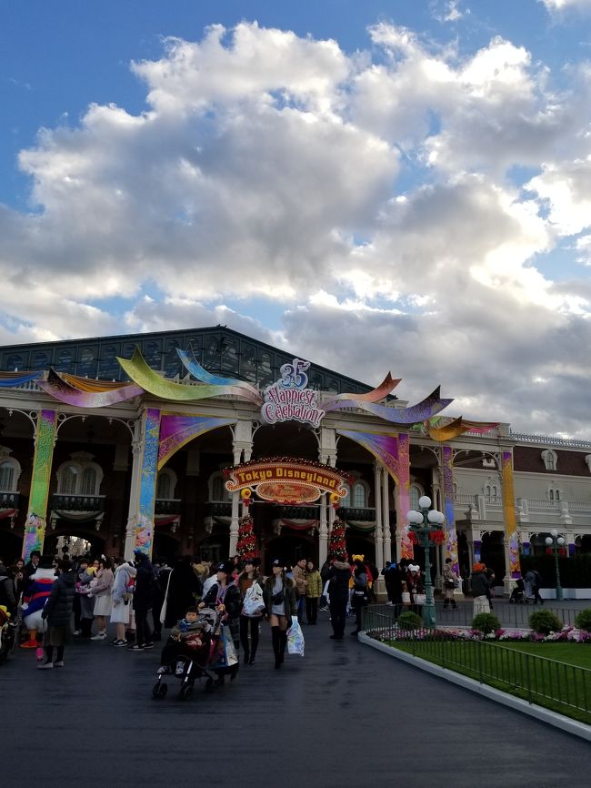 あまりにも寒くて一度ホテルに戻りました。<br /><br />お部屋に戻って湯船に浸かって温まってたくさんお洋服を着込んで、再びパークへ。<br /><br />落とした娘の手袋も無事に見つかりました。