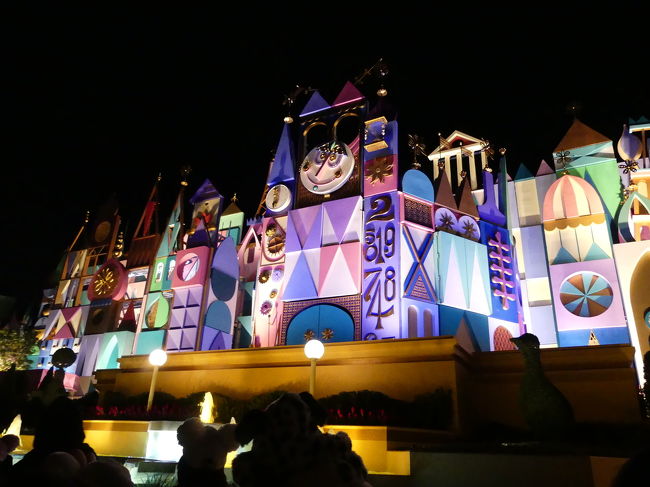 イッツァスモールワールド。<br /><br />この日は8時30分～22時まで<br />◆ハニーハント<br />◆ホーンテッドマンション<br />◆モンスターズインク<br />◆ビッグサンダーマウンテン×2回<br />◆カリブの海賊<br />◆ピーターパン<br />◆ピノキオ<br />◆白雪姫<br />◆マークトゥエイン号<br />◆フィルハーマジック<br />◆アリスのティーカップ×2回<br />◆スターツアーズ<br />◆イッツァスモールワールド<br /><br />途中で写真の列に並んだりホテルへ戻ったりしましたがこれだけ乗れました。<br /><br />この日の歩行数は約25000歩でした(笑)