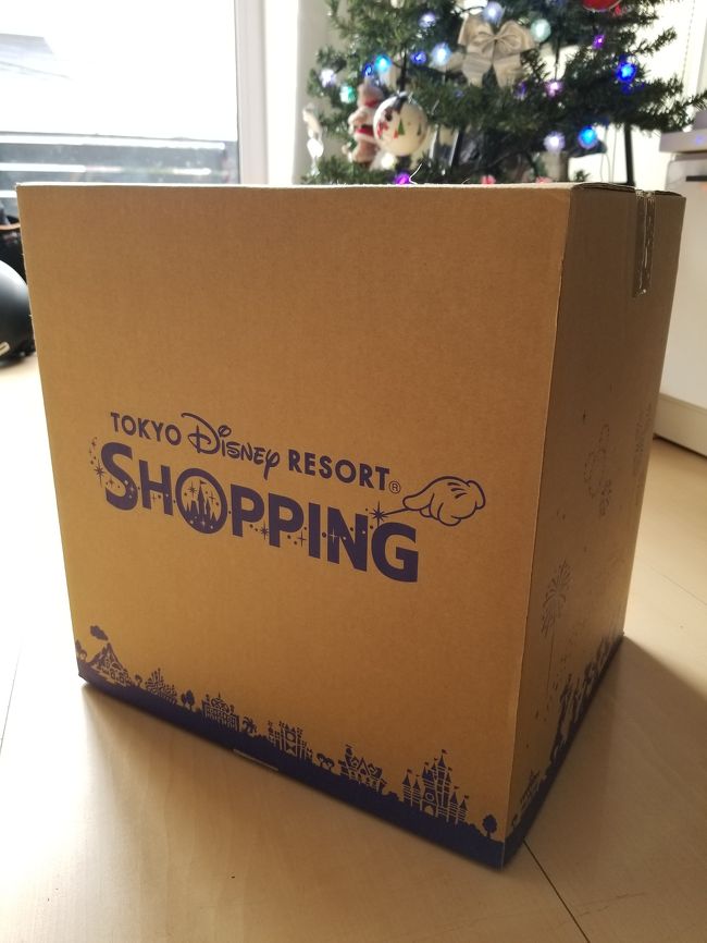 自宅に戻った翌日、ディズニーからアプリで注文したお土産が届きました。<br /><br />このアプリ、とーっても便利です！！<br /><br />自宅でショッピングカゴに欲しいお土産を入れておいて、現地で実物を見て判断。<br />また、現地で新たに欲しくなった物もバーコードをかざしてショッピングカゴに追加できます。<br /><br />入園日のみネットショッピングができるアプリです。<br /><br />あの大きなディズニーの袋を抱えて飛行機に乗らなくて良いので本当に楽チンでした。