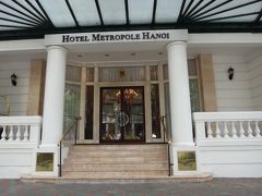 かっこいいホテル！と思ったら、メトロポールではありませんか。初ハノイの時に、ここでお茶しました。このドアは裏口のようです。