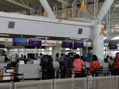 今回の旅の始まりは福岡空港です。飛行機は12:55に出発するので10:30頃に空港へ到着しチェックインしました。いつもこの香港エクスプレスUO601便を使うのですが、カウンターは空いています。