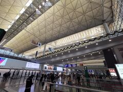 定刻よりも20分程早香港国際空港に到着しました。以前(9月)香港に来た時にe道の登録をしていたので入国はスムーズ!!のはずが、私の予習不足でどの入国レーンを使えば良いか分からず10分程路頭に迷いました…e道に登録しておけば、香港の住人でなくても、香港居民のレーンを使えることがわかりました。