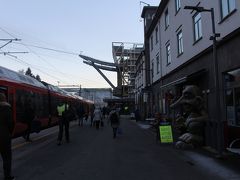 そうこうしているうちに、ヴォス駅に時間通りに到着。

列車はまだ先へと進みますので、そそくさと下車。
そして、次はバスに乗るために、駅を出て左手方向へ。