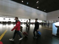 電車は空港T2に到着します。
ブリュッセル行きはどこなのか確認します。