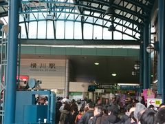 横川駅に到着。ホーム最終戦と言うこともありかなりの観客でシャトルバス乗り場は大行列でした。