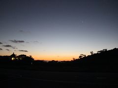 朝早くと言っても11月中旬なので6時過ぎていたけど、沖縄だからそれほど寒くなく外を歩ける。
電気がついているのが泊っているCasa VIENTO

右の切れている方に城山がある。


